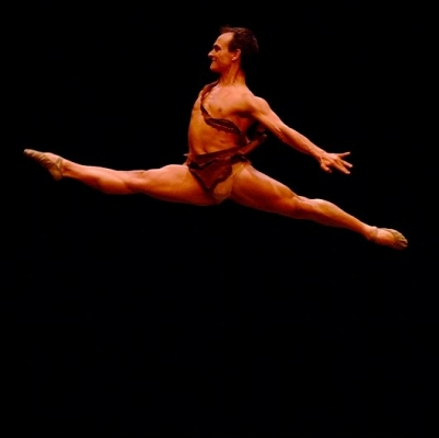 Nerdin Montenegro Alvarez em apresentação de dança
