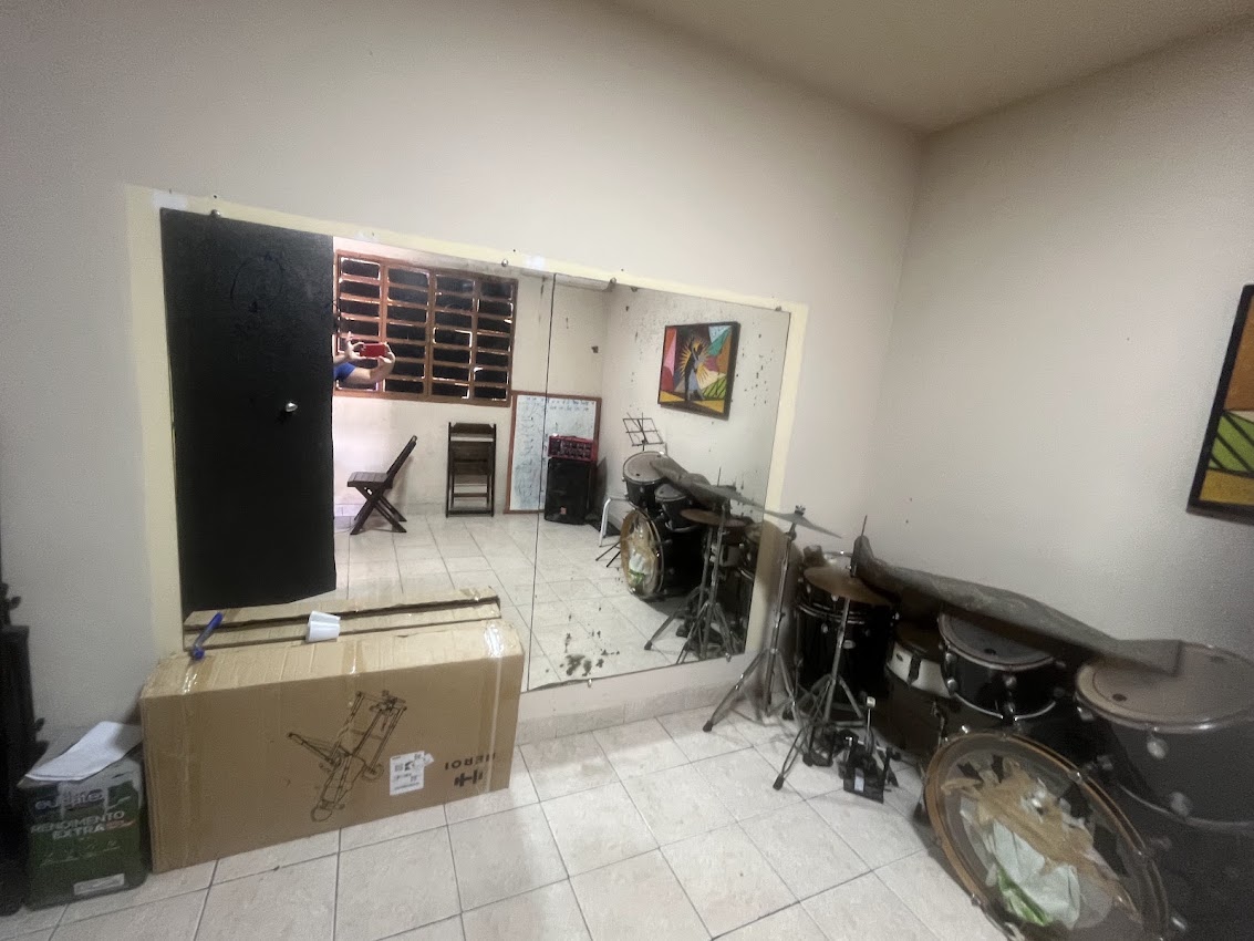 Sala de instrumentos da sede atual da escola