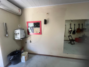 Ambiente interno com espelho da sede atual da escola