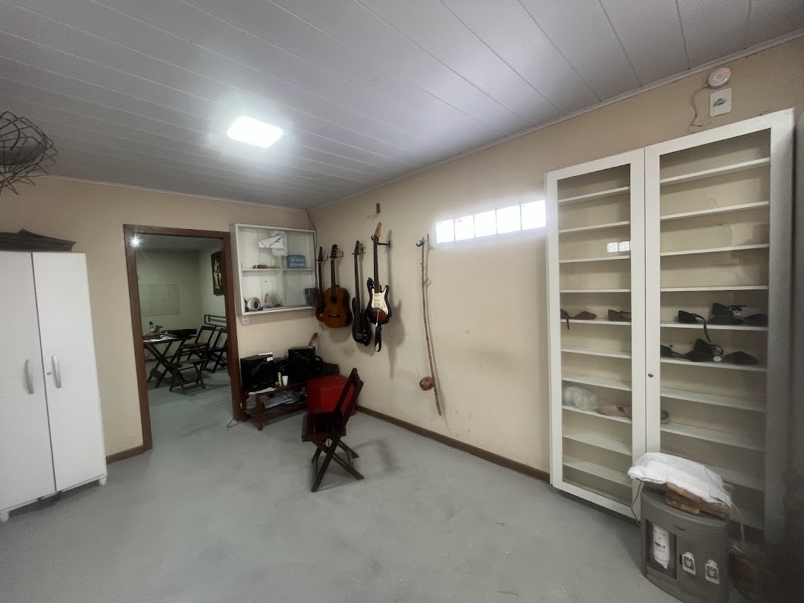 Ambiente da sede atual da Escola de Artes Elimar Guimarães com instrumentos musicais